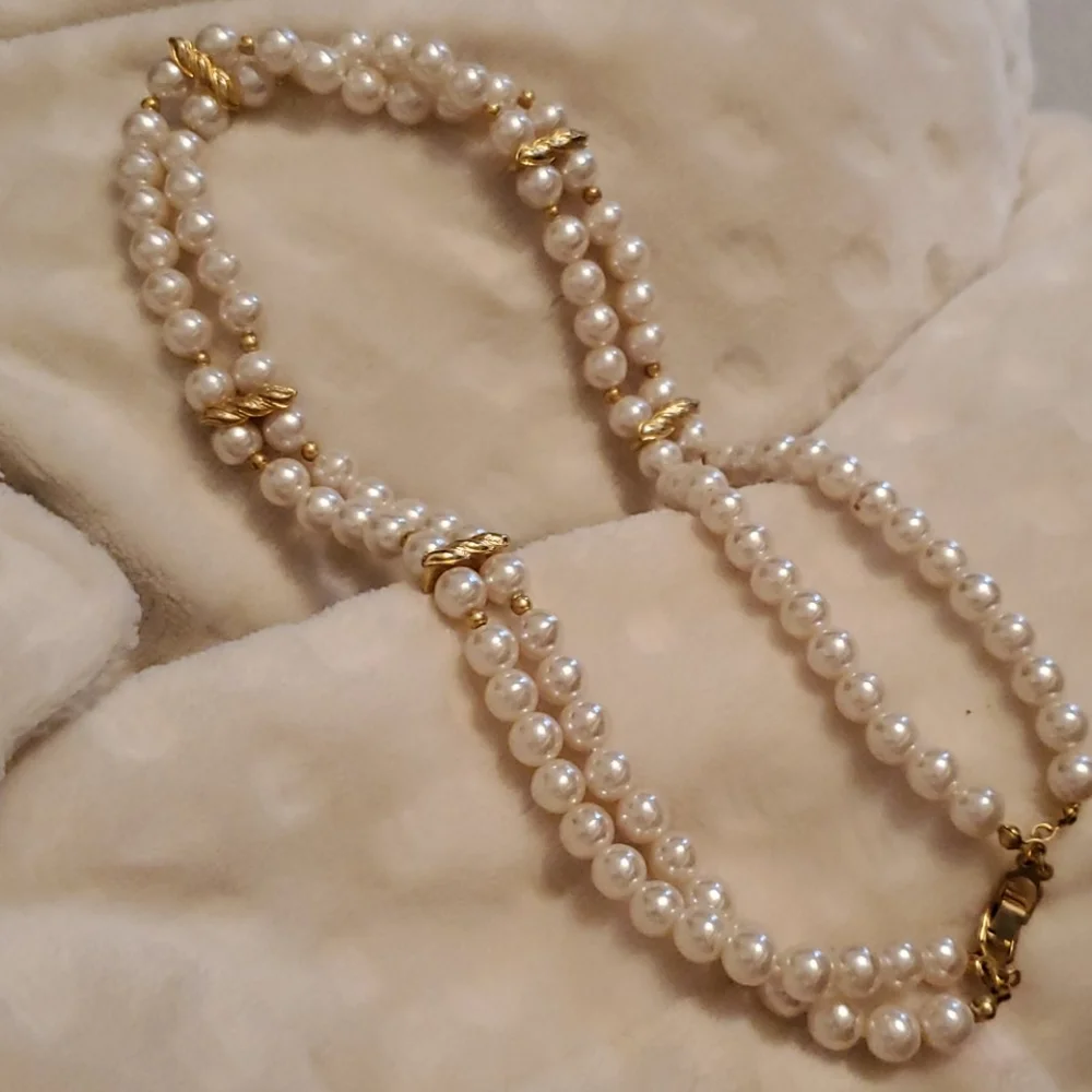 Vintage double strand faux pearls necklace EUC